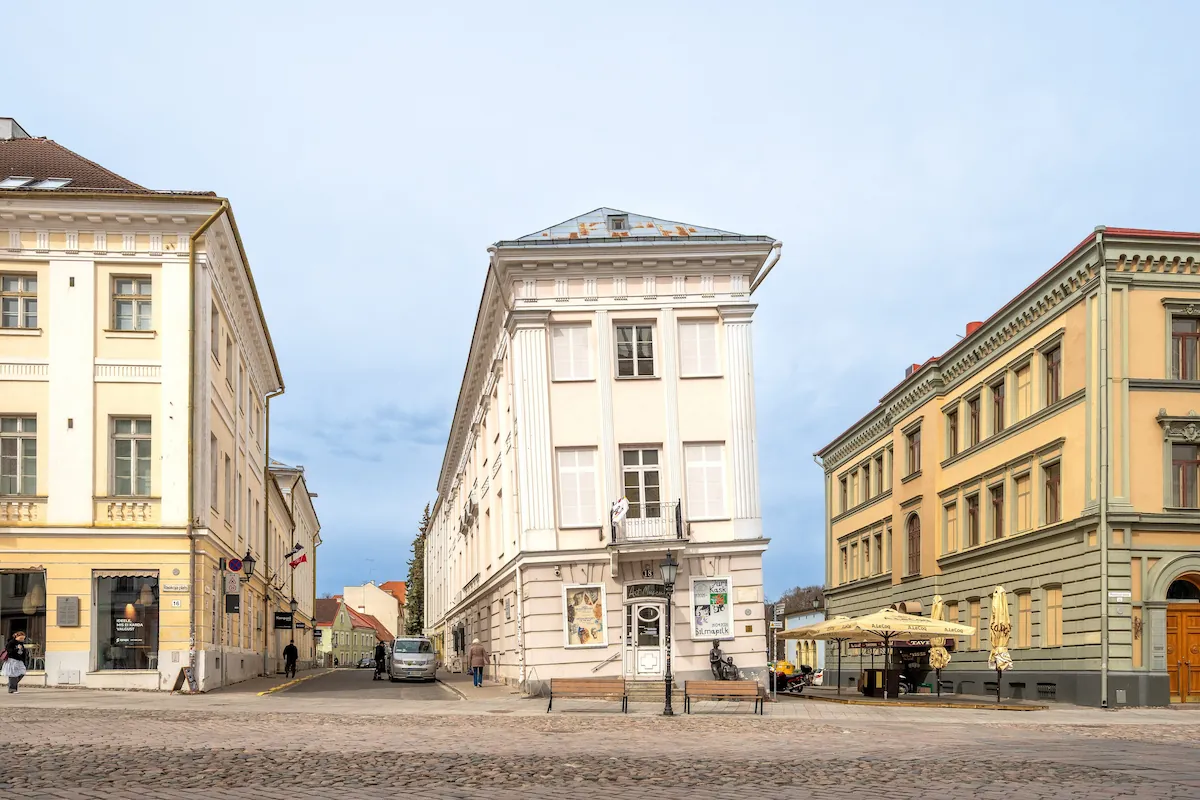 Tartu Kunstimuuseumi uus viltuse maja tuur tutvustab Tartu ikoonilise viltuse maja ja selle lähiümbruse ajalugu