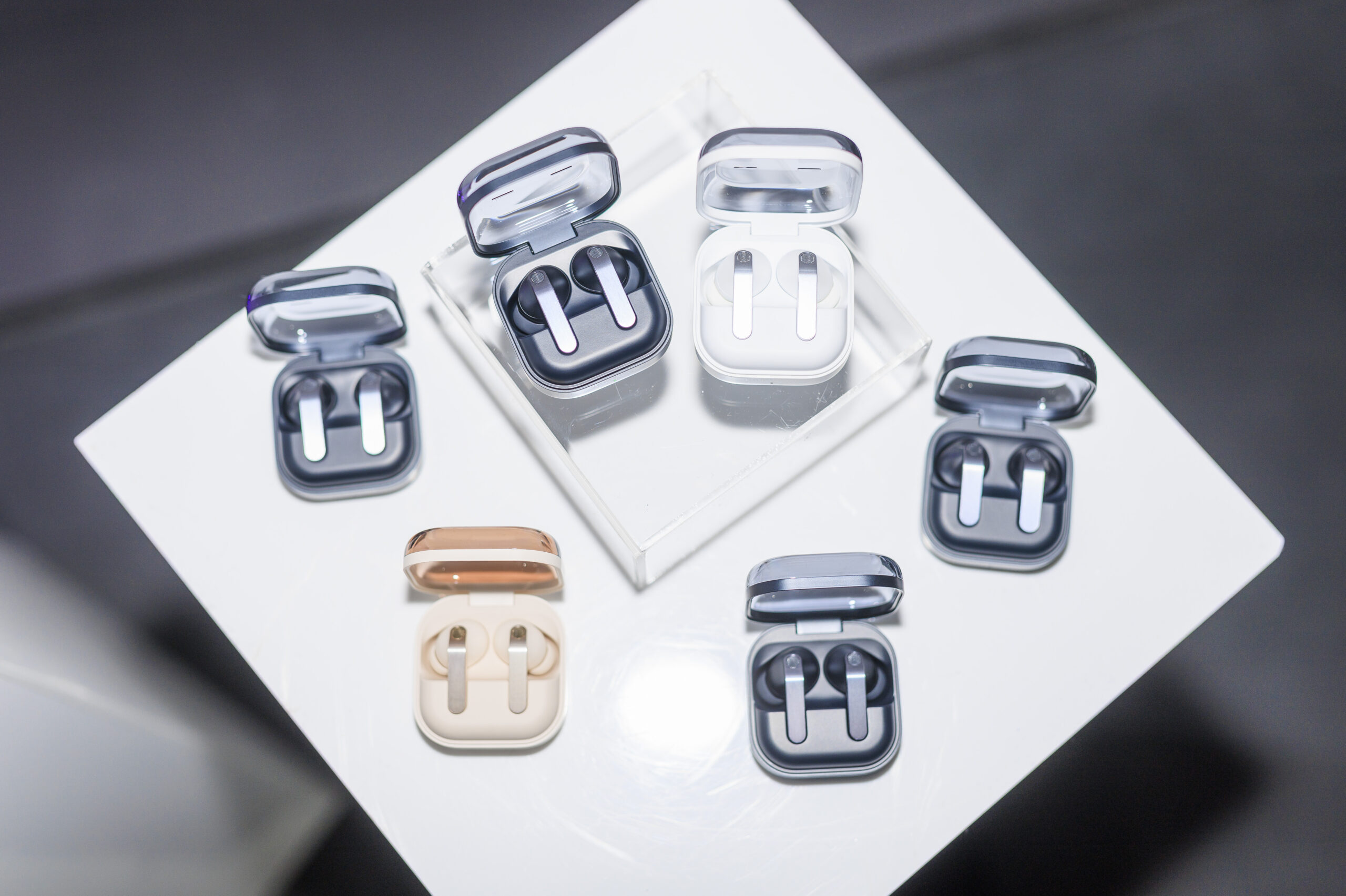 Samsung toob turule uued kõrgkvaliteedilise heli ja täiustatud ergonoomikaga Galaxy Buds4 kõrvaklappide seeria